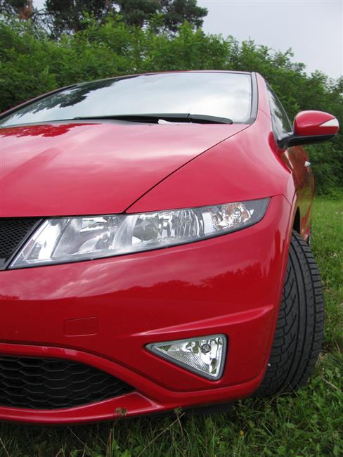 Honda Civic v pětidveřové karosérii s výbavou GT a benzínovým motorem 1,8 VTEC