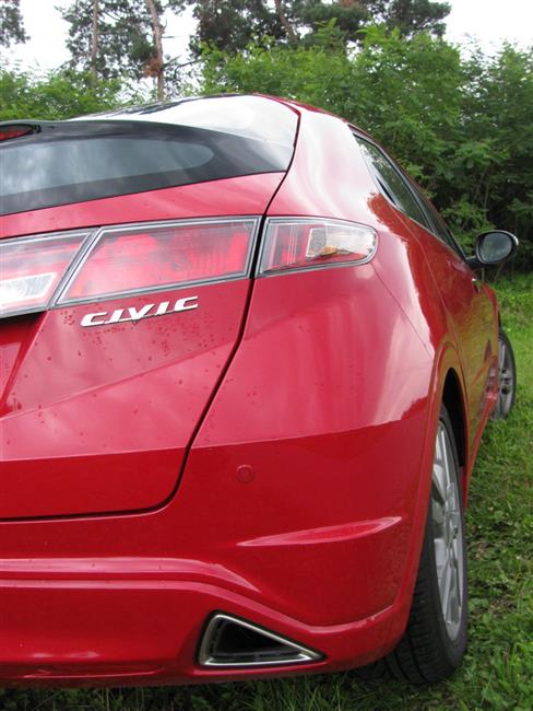 Honda Civic v pětidveřové karosérii s výbavou GT a benzínovým motorem 1,8 VTEC