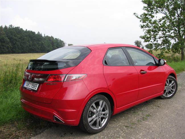 Honda Civic v pětidveřové karosérii s výbavou GT a benzínovým motorem 1,8 VTEC