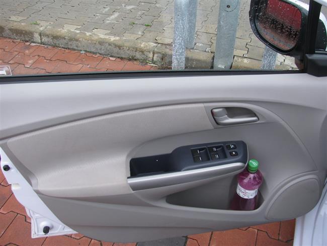 Honda Insight hybrid s benzínovým motorem a elektrickým pomocníkem