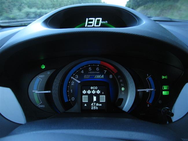 Honda Insight hybrid s benzínovým motorem a elektrickým pomocníkem