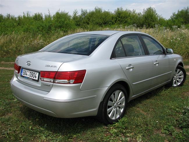 Test limuzíny střední třídy Hyundai Sonata s dieselem a automatem