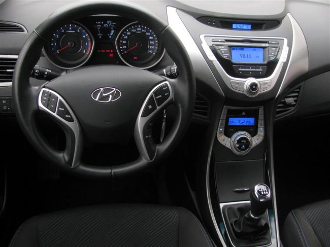 Test sedanu Hyundai Elantra s manulem