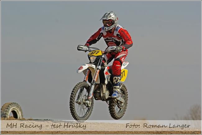 Testovn motork MH racing u Hruek u Beclavi, bezen 2010, foto  Roman Langer