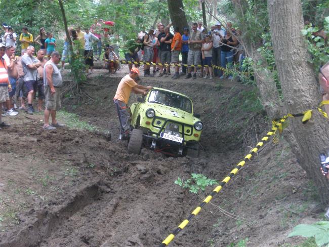 Sraz  4x4 ve slovensk obci Komoa u Novch Zmk