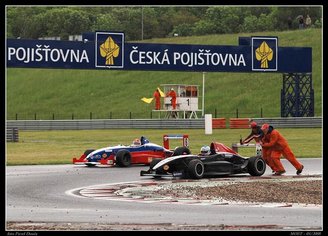 Hynek Charous s Ferrari i v nedlnm Pohru cestovnch voz porazil Milana Bezka a dal a vyhrl