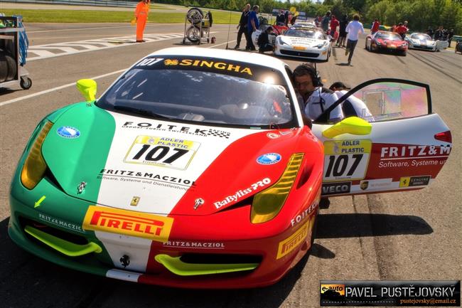 Ferrari a gétečka na brněnském okruhu při Superstars pohledem Pavla Pustějovského