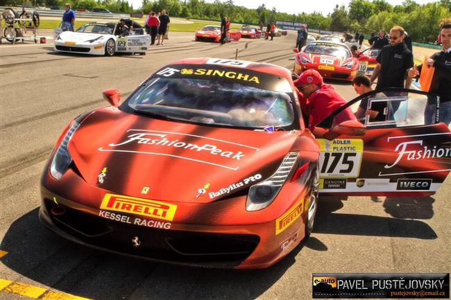Ferrari a gétečka na brněnském okruhu při Superstars pohledem Pavla Pustějovského