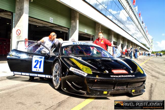 Ferrari a gétečka na brněnském okruhu při Superstars pohledem Pavla Pustějovského