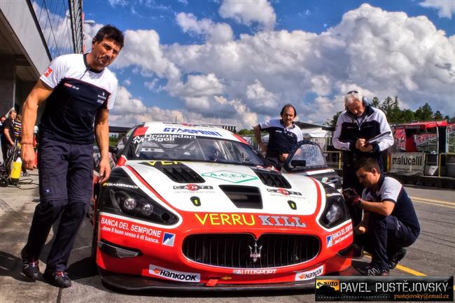 Ferrari a gétečka na brněnském okruhu při Superstars pohledem Pavla Pustějovského