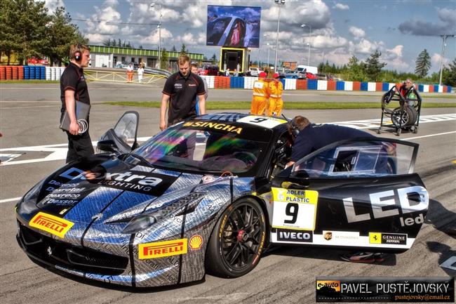 Ferrari a gétečka na brněnském okruhu při Superstars pohledem Pavla Pustějovského