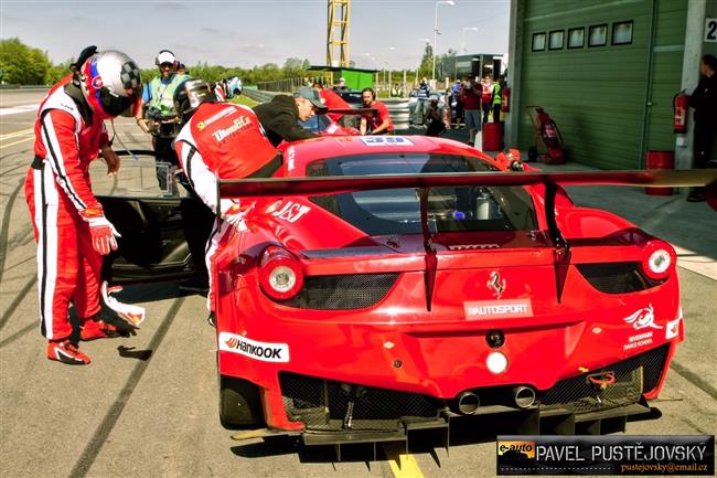 Ferrari a gétečka na brněnském okruhu při Superstars pohledem Pavla Pustějovského