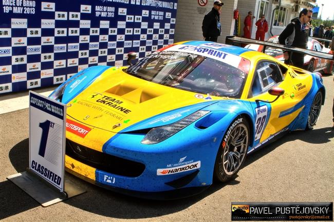 Ferrari a gétečka na brněnském okruhu při Superstars pohledem Pavla Pustějovského