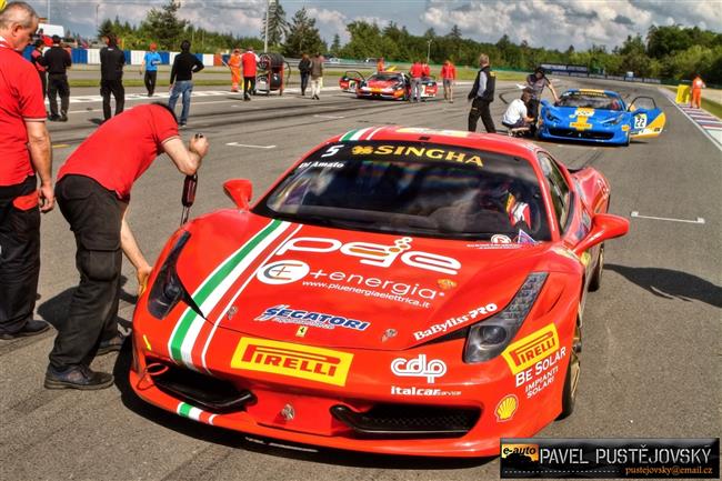 Ferrari a gétečka na brněnském okruhu při Superstars pohledem Pavla Pustějovského