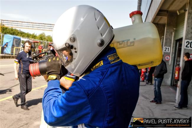Ferrari a gétečka na brněnském okruhu při Superstars pohledem Pavla Pustějovského