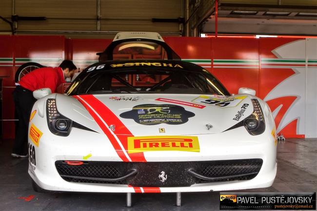 Ferrari a gétečka na brněnském okruhu při Superstars pohledem Pavla Pustějovského