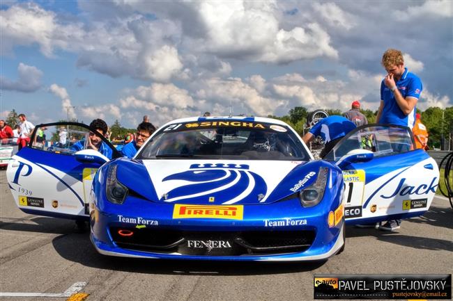 Ferrari a gétečka na brněnském okruhu při Superstars pohledem Pavla Pustějovského