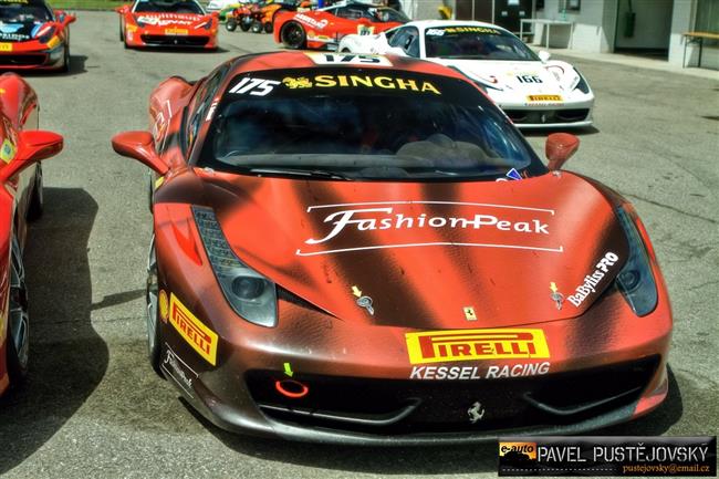 Ferrari a gétečka na brněnském okruhu při Superstars pohledem Pavla Pustějovského