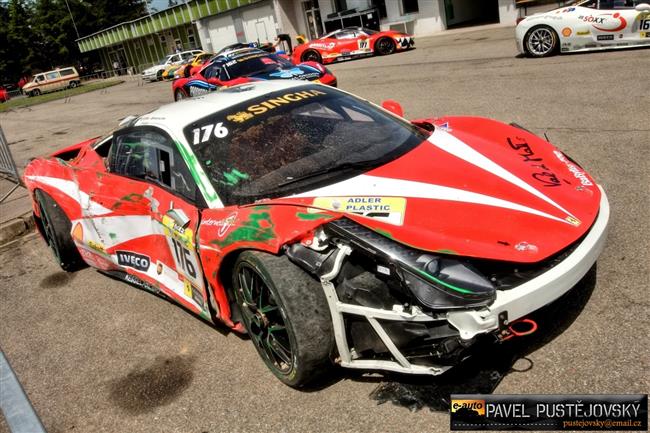 Ferrari a gétečka na brněnském okruhu při Superstars pohledem Pavla Pustějovského
