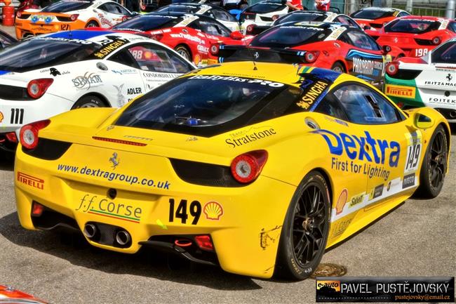 Ferrari a gétečka na brněnském okruhu při Superstars pohledem Pavla Pustějovského