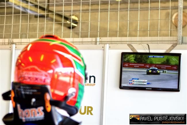 Ferrari a gétečka na brněnském okruhu při Superstars pohledem Pavla Pustějovského