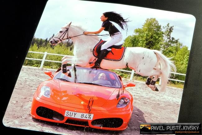 Ferrari a gétečka na brněnském okruhu při Superstars pohledem Pavla Pustějovského