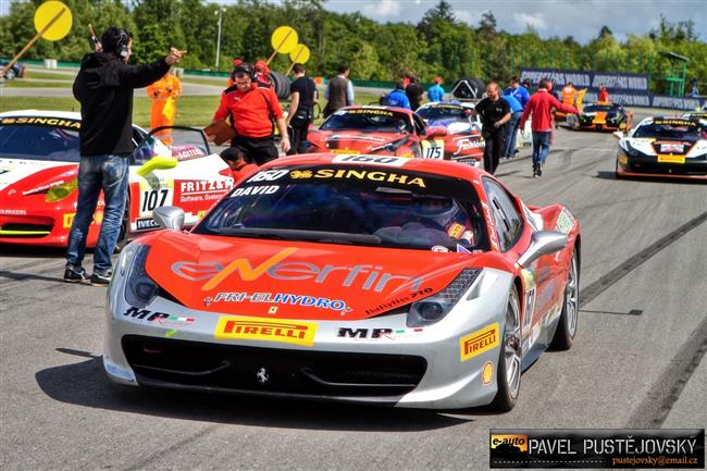 Ferrari a gétečka na brněnském okruhu při Superstars pohledem Pavla Pustějovského