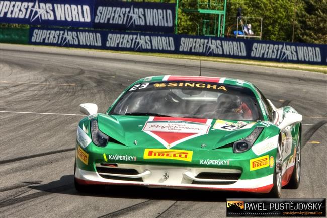 Ferrari a gétečka na brněnském okruhu při Superstars pohledem Pavla Pustějovského