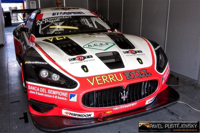 Ferrari a gétečka na brněnském okruhu při Superstars pohledem Pavla Pustějovského
