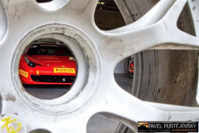 Ferrari a gétečka na brněnském okruhu při Superstars pohledem Pavla Pustějovského