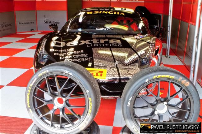 Ferrari a gétečka na brněnském okruhu při Superstars pohledem Pavla Pustějovského