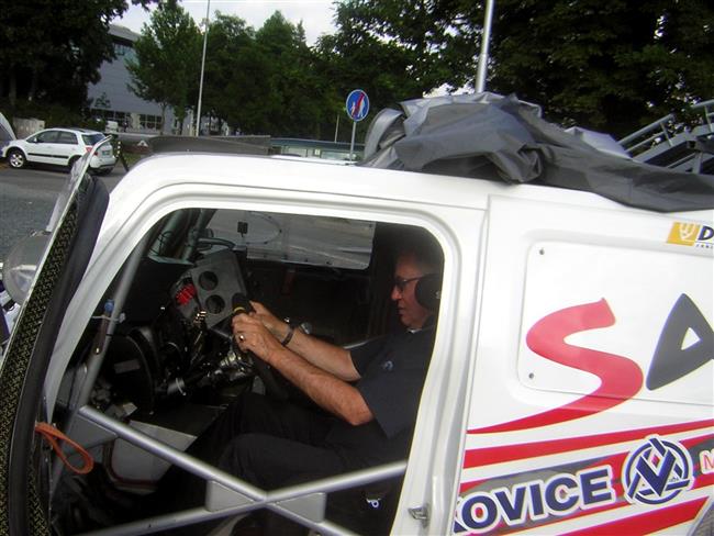 Dvojnsobn vtz Dakaru Jean Louis Schlesser na Autosalonu 2011 v Brn 2