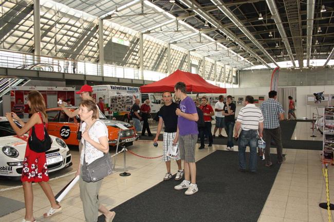 Expozice zvodnch specil pod kdly MotorMIXu na veletrhu Autosalon Brno 2011 - atmosfra